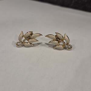 Vintage 1960s CORO Leaf Screw Back Earrings
